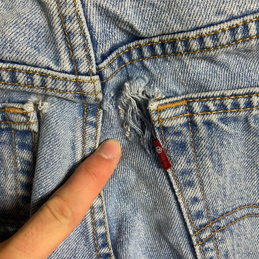 Vintage 90s Levi's 560 Jeans Size 38x32 Blue Denim Light Wash Loose Fit Tapered